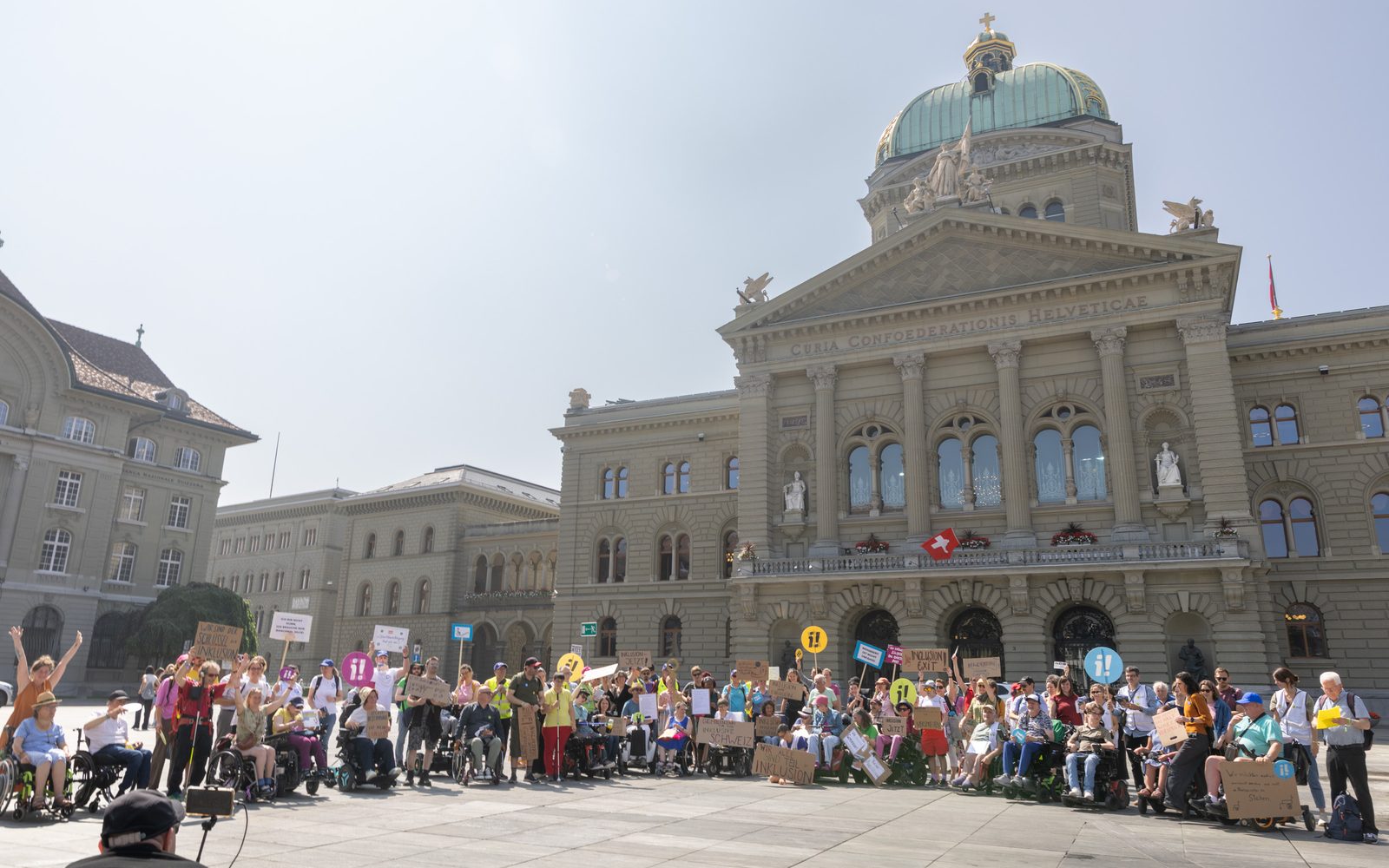 Kundgebung der Inklusionsinitiative auf dem Bundesplatz vor dem Bundeshaus.