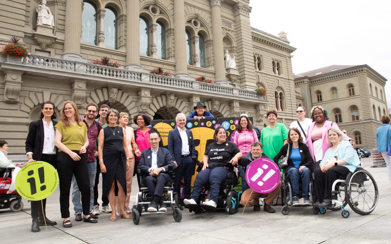 Gruppenbild des Initiativkomitees mit i!-Logos vor dem Bundeshaus.