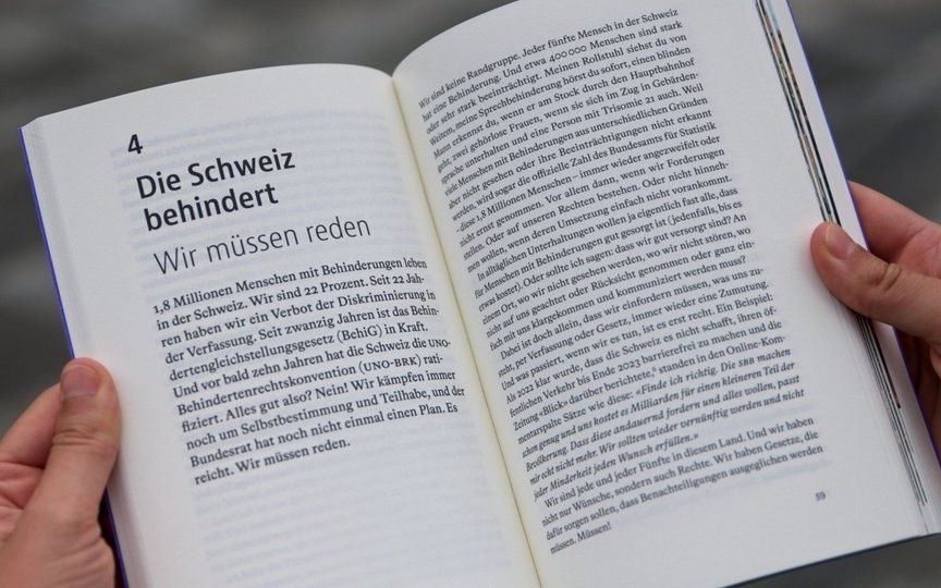 Aufgeschlagene Seiten des Buchs «Wir müssen reden»
